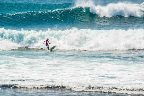 Uomo Che Surf Nell Oceano Vicino Alla Spiaggia Uluwatu Indonesia — Foto Stock