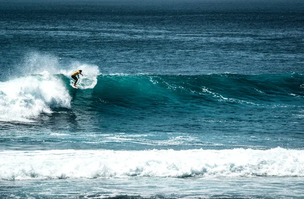 Hombre Surfeando Océano Cerca Playa Uluwatu Indonesia —  Fotos de Stock