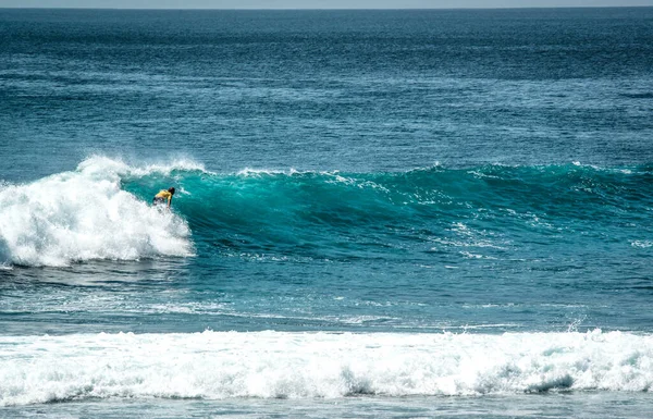 Hombre Surfeando Océano Cerca Playa Uluwatu Indonesia —  Fotos de Stock