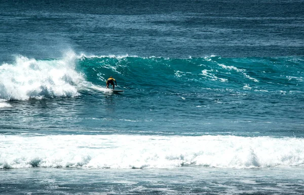 Man Surfen Oceaan Bij Uluwatu Beach Indonesië — Stockfoto