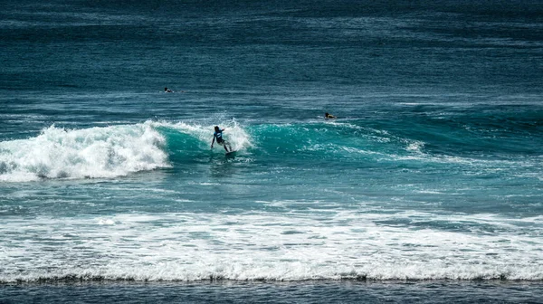 Homme Surfant Dans Océan Près Plage Uluwatu Indonésie — Photo