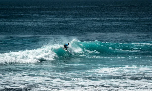 Homem Surfando Oceano Perto Uluwatu Beach Indonésia — Fotografia de Stock