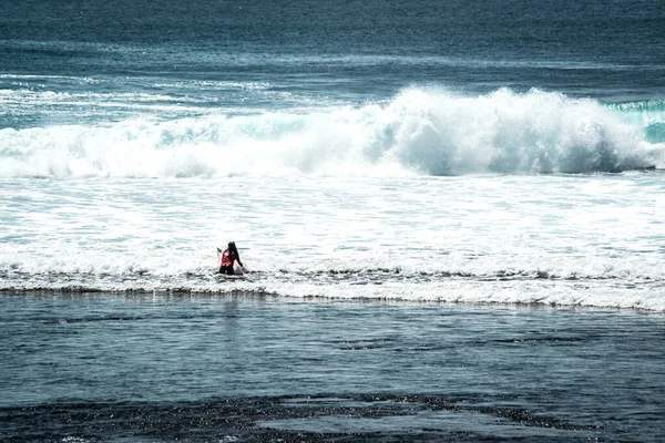 Endonezya Nın Uluwatu Sahili Yakınlarında Okyanusta Sörf Yapan Bir Adam — Stok fotoğraf