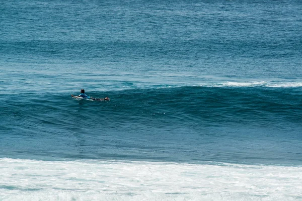 Hombre Surfeando Océano Cerca Playa Uluwatu Indonesia — Foto de Stock