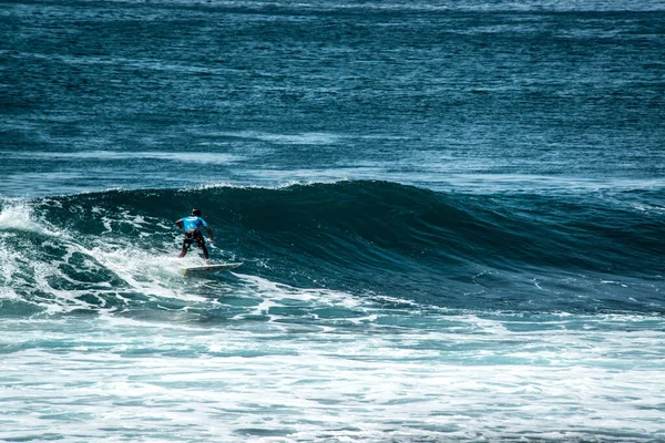 Hombre Surfeando Océano Cerca Playa Uluwatu Indonesia — Foto de Stock