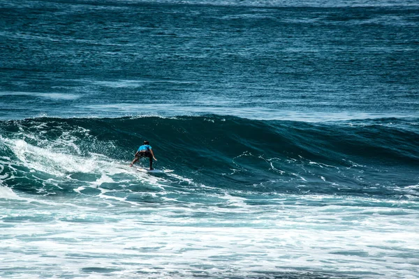 Uomo Che Surf Nell Oceano Vicino Alla Spiaggia Uluwatu Indonesia — Foto Stock