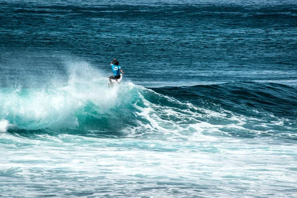 Man Surfing Ocean Uluwatu Beach Indonesia — Stock Photo, Image