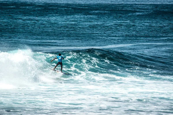 Endonezya Nın Uluwatu Sahili Yakınlarında Okyanusta Sörf Yapan Bir Adam — Stok fotoğraf