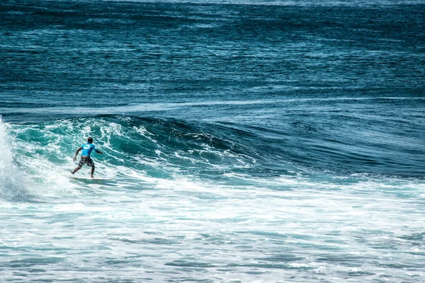 Uomo Che Surf Nell Oceano Vicino Alla Spiaggia Uluwatu Indonesia — Foto Stock
