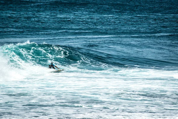 Endonezya Nın Uluwatu Sahili Yakınlarında Okyanusta Sörf Yapan Bir Adam — Stok fotoğraf