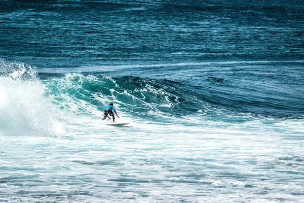 Man Surfar Havet Nära Uluwatu Beach Indonesien — Stockfoto