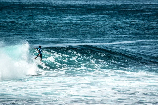 Hombre Surfeando Océano Cerca Playa Uluwatu Indonesia —  Fotos de Stock