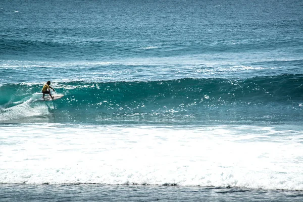 Homem Surfando Oceano Perto Uluwatu Beach Indonésia — Fotografia de Stock