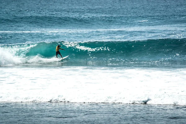 Hombre Surfeando Océano Cerca Playa Uluwatu Indonesia —  Fotos de Stock