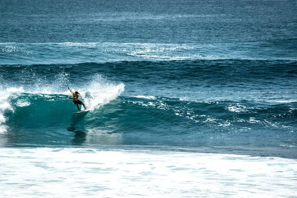 Homem Surfando Oceano Perto Uluwatu Beach Indonésia — Fotografia de Stock