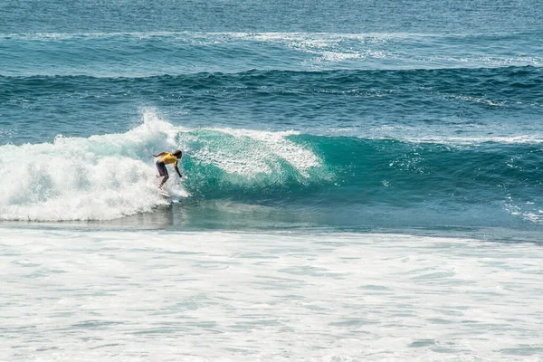 Homem Surfando Oceano Perto Uluwatu Beach Indonésia — Fotografia de Stock