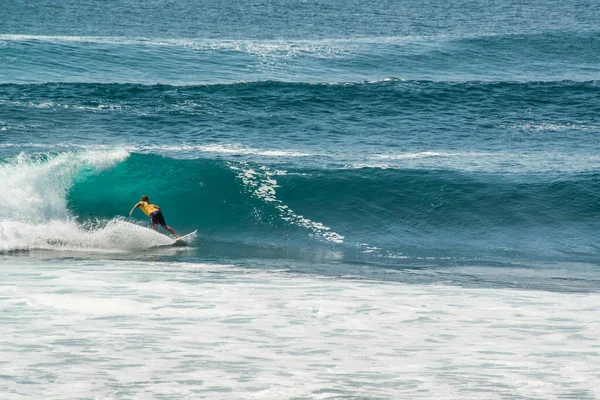 Homem Surfando Oceano Perto Uluwatu Beach Indonésia — Fotografia de Stock