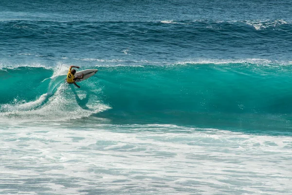 Ember Szörfözés Óceánban Közel Uluwatu Beach Indonézia — Stock Fotó