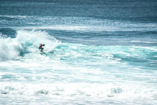 Homem Surfando Oceano Perto Uluwatu Beach Indonésia — Fotografia de Stock