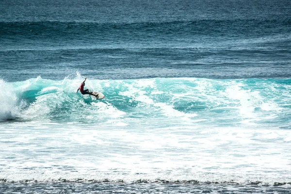 Endonezya Nın Uluwatu Sahili Yakınlarında Okyanusta Sörf Yapan Bir Adam — Stok fotoğraf