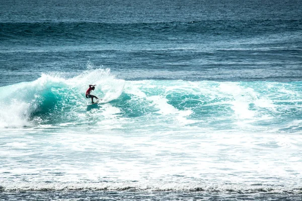 Uomo Che Surf Nell Oceano Vicino Alla Spiaggia Uluwatu Indonesia — Foto Stock