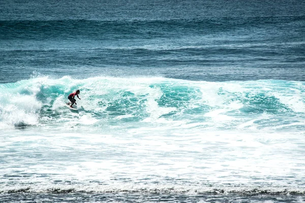 Hombre Surfeando Océano Cerca Playa Uluwatu Indonesia — Foto de Stock