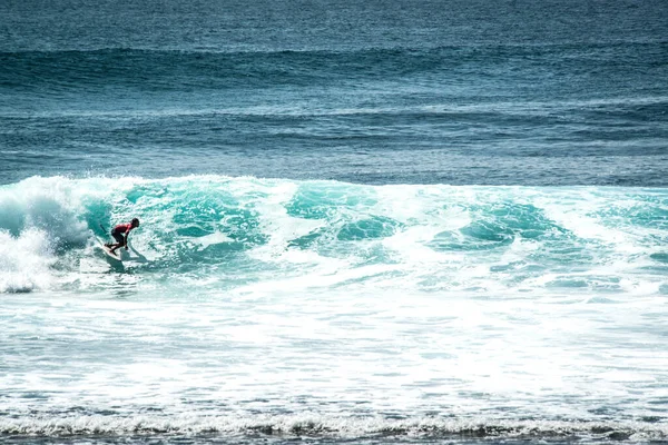 Мужчина Занимается Серфингом Океане Возле Пляжа Улувату Индонезия — стоковое фото