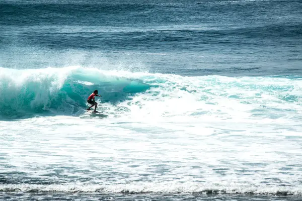 Homem Surfando Oceano Perto Uluwatu Beach Indonésia — Fotografia de Stock