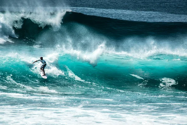 Man Surfen Oceaan Bij Uluwatu Beach Indonesië — Stockfoto