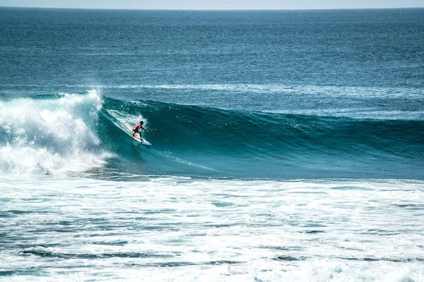 Hombre Surfeando Océano Cerca Playa Uluwatu Indonesia — Foto de Stock
