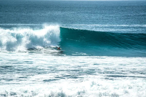 Homem Surfando Oceano Perto Uluwatu Beach Indonésia — Fotografia de Stock