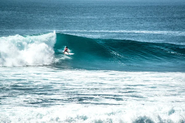 Homem Surfando Oceano Perto Uluwatu Beach Indonésia — Fotografia de Stock