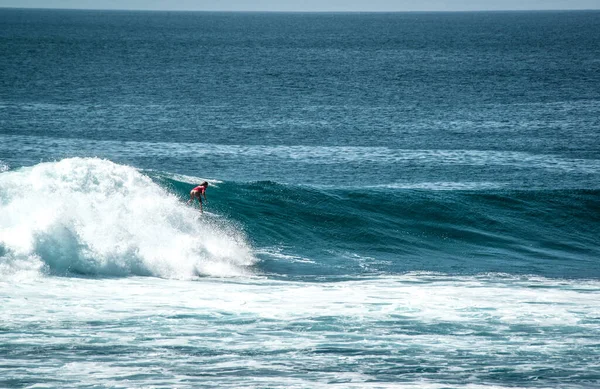 Man Surfing Ocean Uluwatu Beach Indonesia — Stock Photo, Image