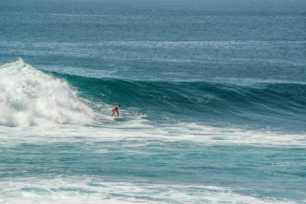 Uomo Che Surf Nell Oceano Vicino Alla Spiaggia Uluwatu Indonesia — Foto Stock