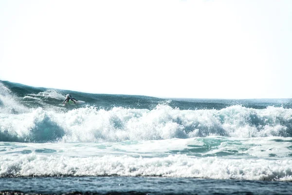 Homem Surfando Oceano Perto Uluwatu Beach Indonésia — Fotografia de Stock