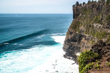 Dempasar, Endonezya 'daki tapınaktan okyanus manzarası 