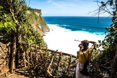 Dempasar, Endonezya 'daki tapınaktan okyanus manzarası 