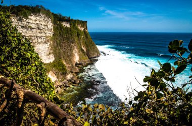 Dempasar, Endonezya 'daki tapınaktan okyanus manzarası 