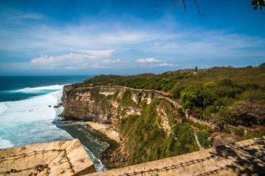 Dempasar, Endonezya 'daki tapınaktan okyanus manzarası 