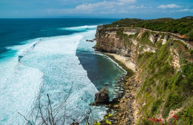 Dempasar, Endonezya 'daki tapınaktan okyanus manzarası 