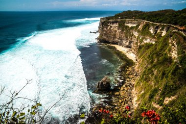 Dempasar, Endonezya 'daki tapınaktan okyanus manzarası 