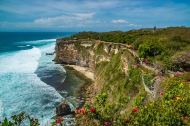 Dempasar, Endonezya 'daki tapınaktan okyanus manzarası 