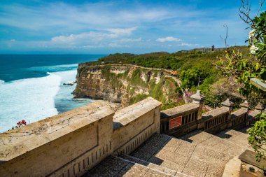 Dempasar, Endonezya 'daki tapınaktan okyanus manzarası 