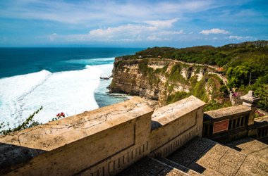 Dempasar, Endonezya 'daki tapınaktan okyanus manzarası 