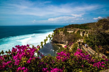 Dempasar, Endonezya 'daki tapınaktan okyanus manzarası 