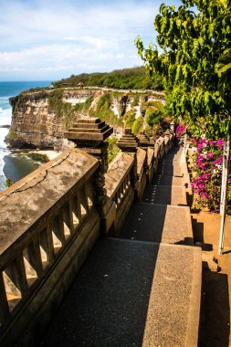 Dempasar, Endonezya 'daki tapınaktan okyanus manzarası 