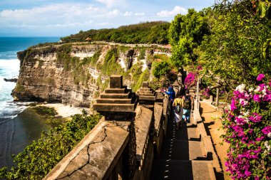 Dempasar, Endonezya 'daki tapınaktan okyanus manzarası 
