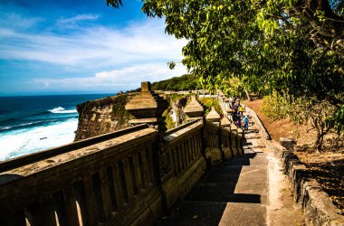 Dempasar, Endonezya 'daki tapınaktan okyanus manzarası 