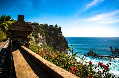 Dempasar, Endonezya 'daki tapınaktan okyanus manzarası 