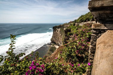 Dempasar, Endonezya 'daki tapınaktan okyanus manzarası 